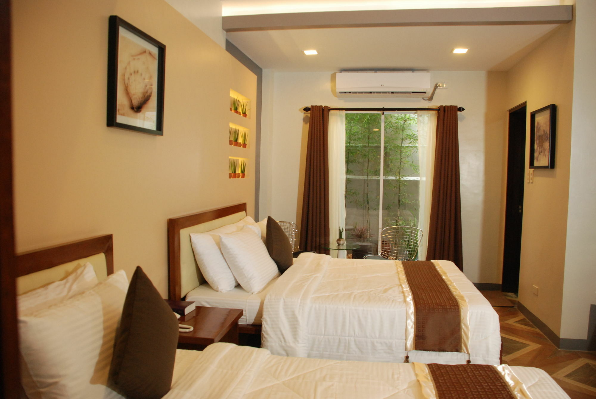 Nao Hotel Тагайтай Экстерьер фото