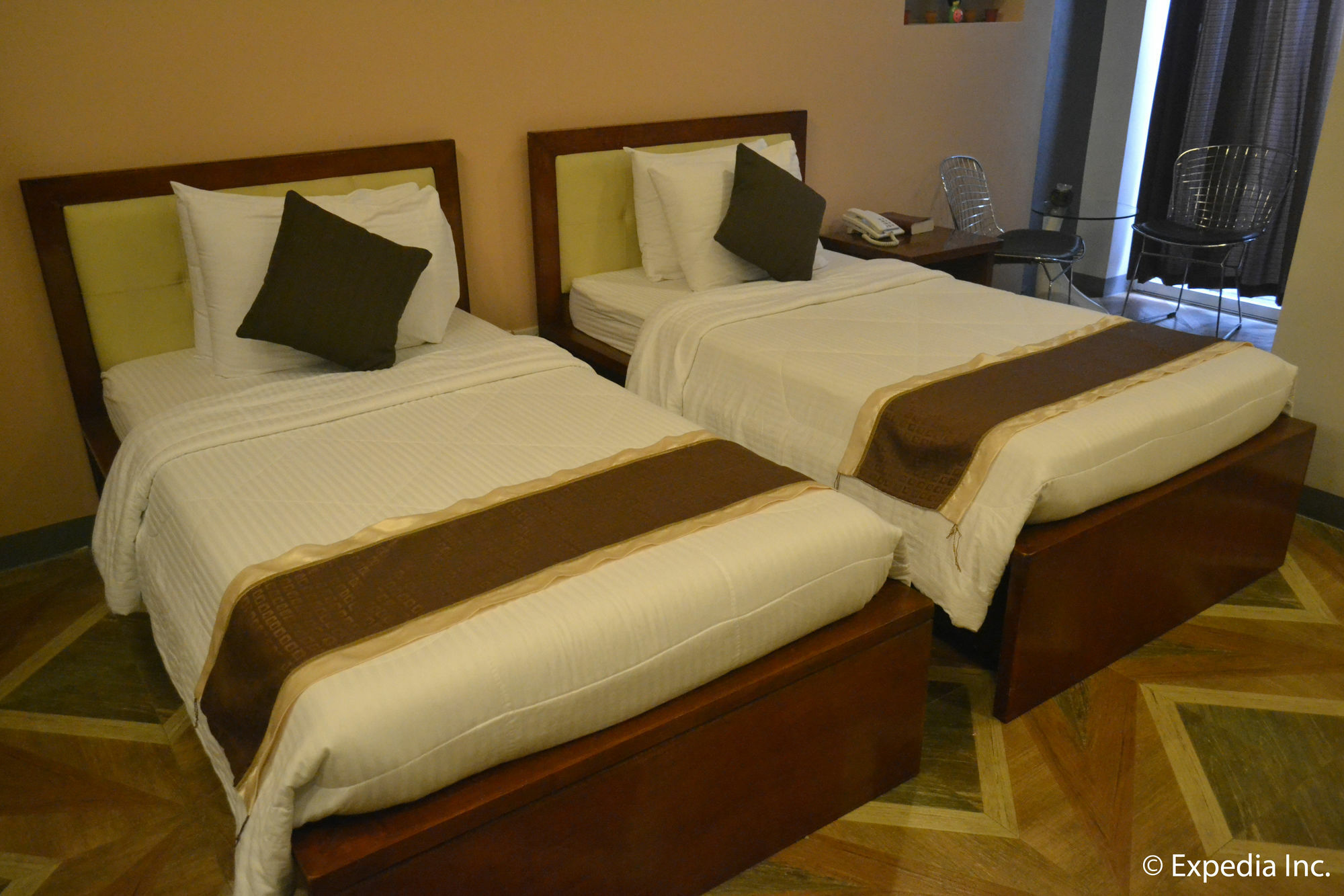 Nao Hotel Тагайтай Экстерьер фото